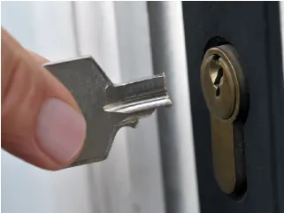 Türöffnung vom Schlüsseldienst Herzog Mannheim Schlüssel wird in den Profilzylinder einer Haustür gesteckt – Türöffnung in Mannheim