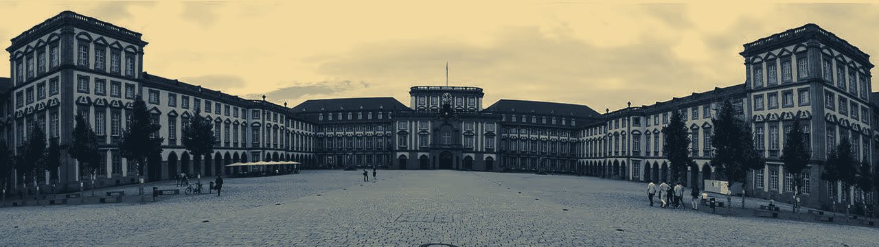 Mannheimer Schloss – Tag und Nacht für Mannheim da Panorama des Mannheimer Barockschlosses mit Ehrenhof